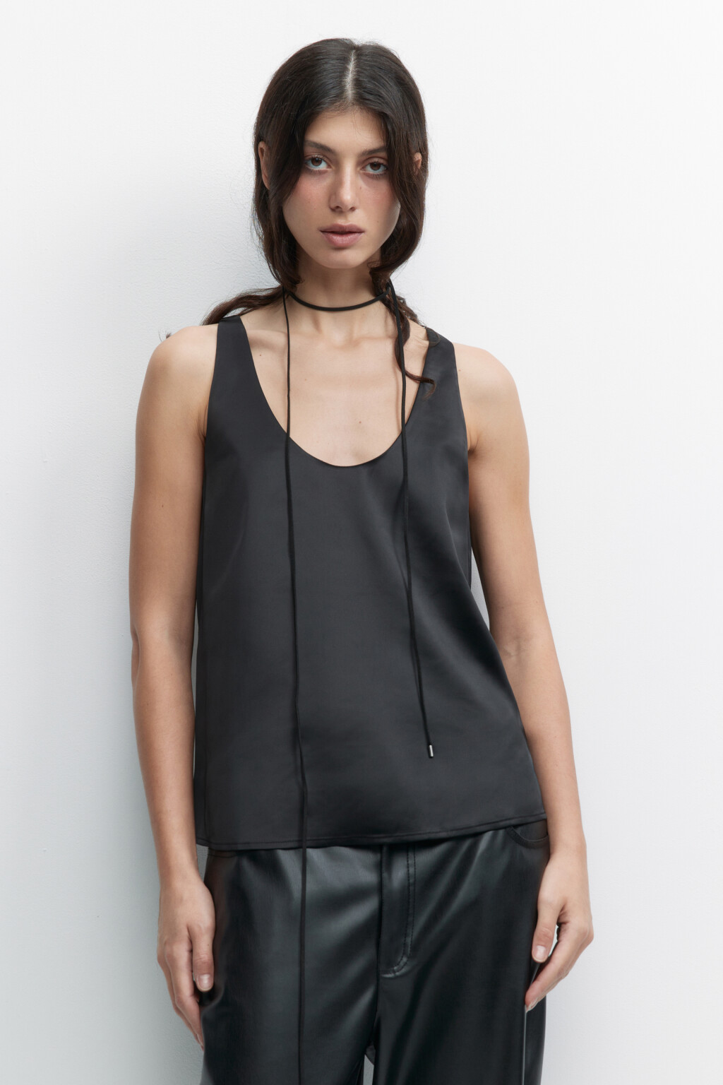 Майка-топ атласная на широких бретелях - цвет черный - 3