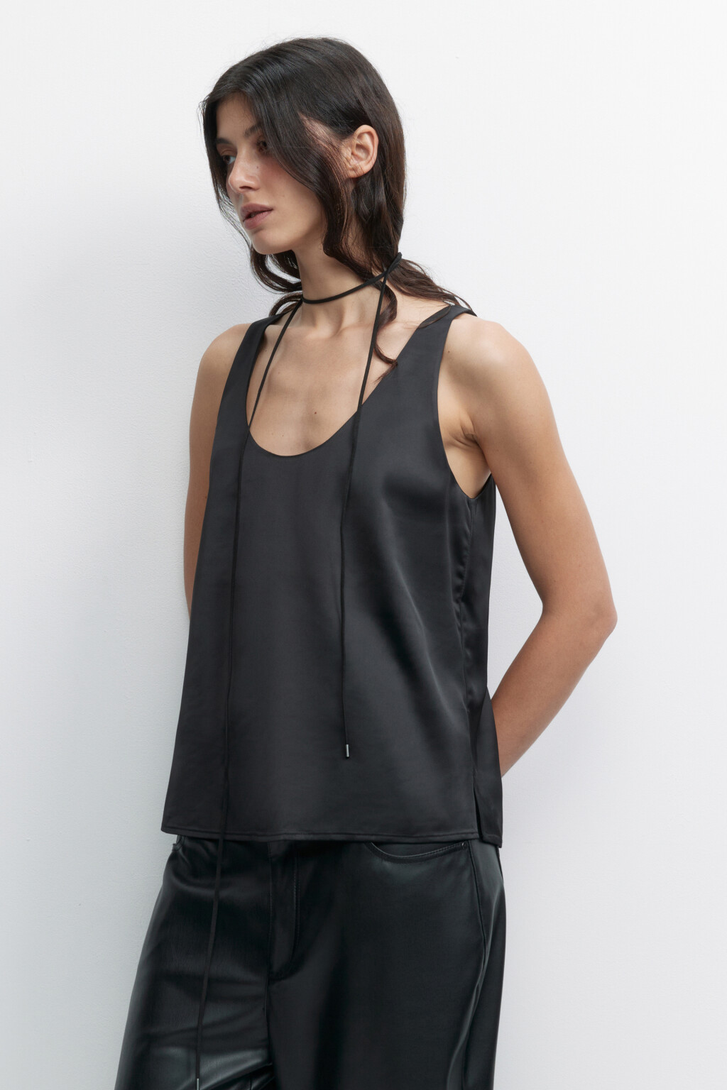 Майка-топ атласная на широких бретелях - цвет черный - 4
