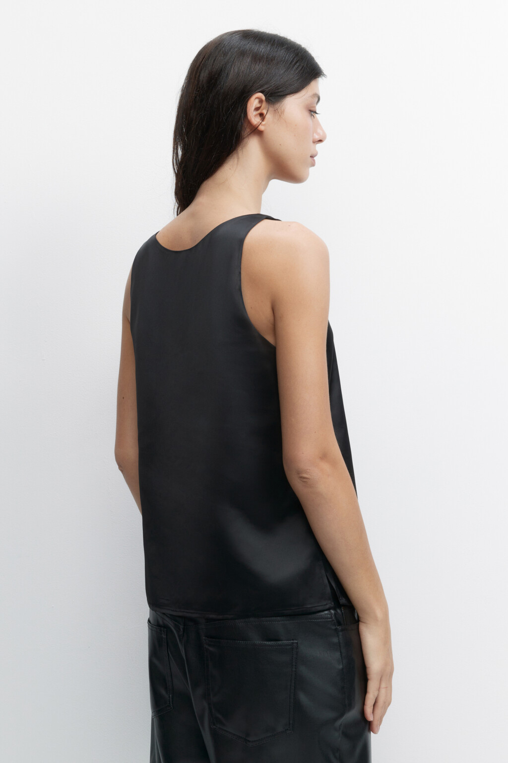Майка-топ атласная на широких бретелях - цвет черный - 5