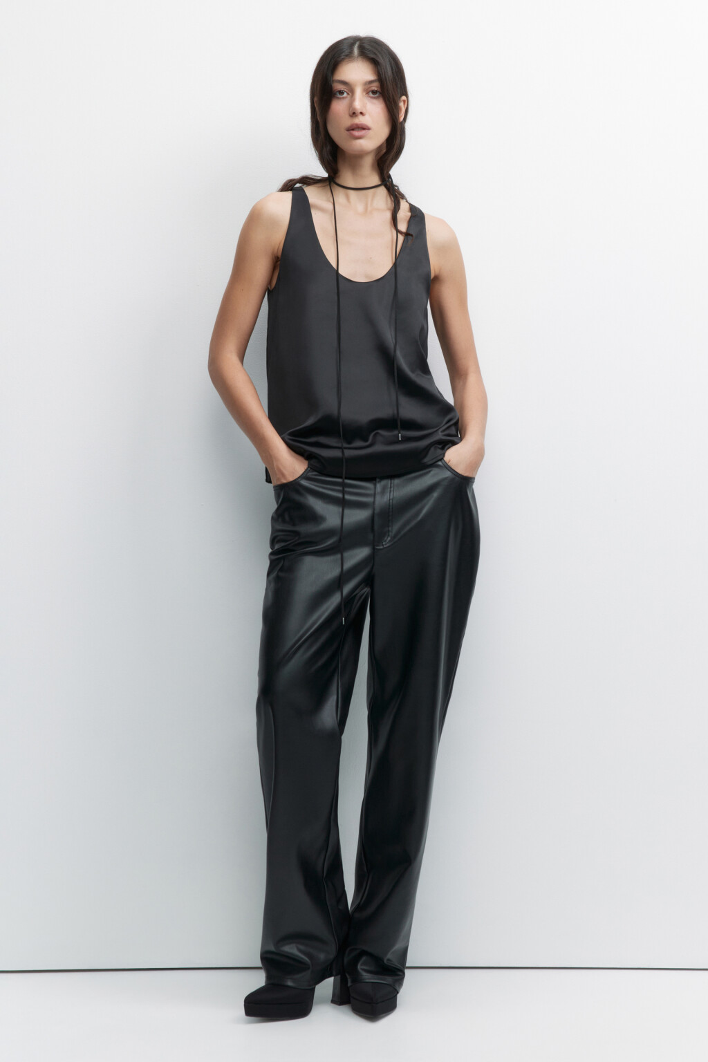 Майка-топ атласная на широких бретелях - цвет черный - 2