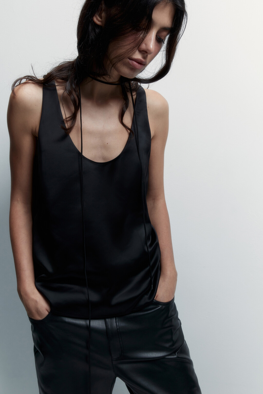 Майка-топ атласная на широких бретелях - цвет черный - 1