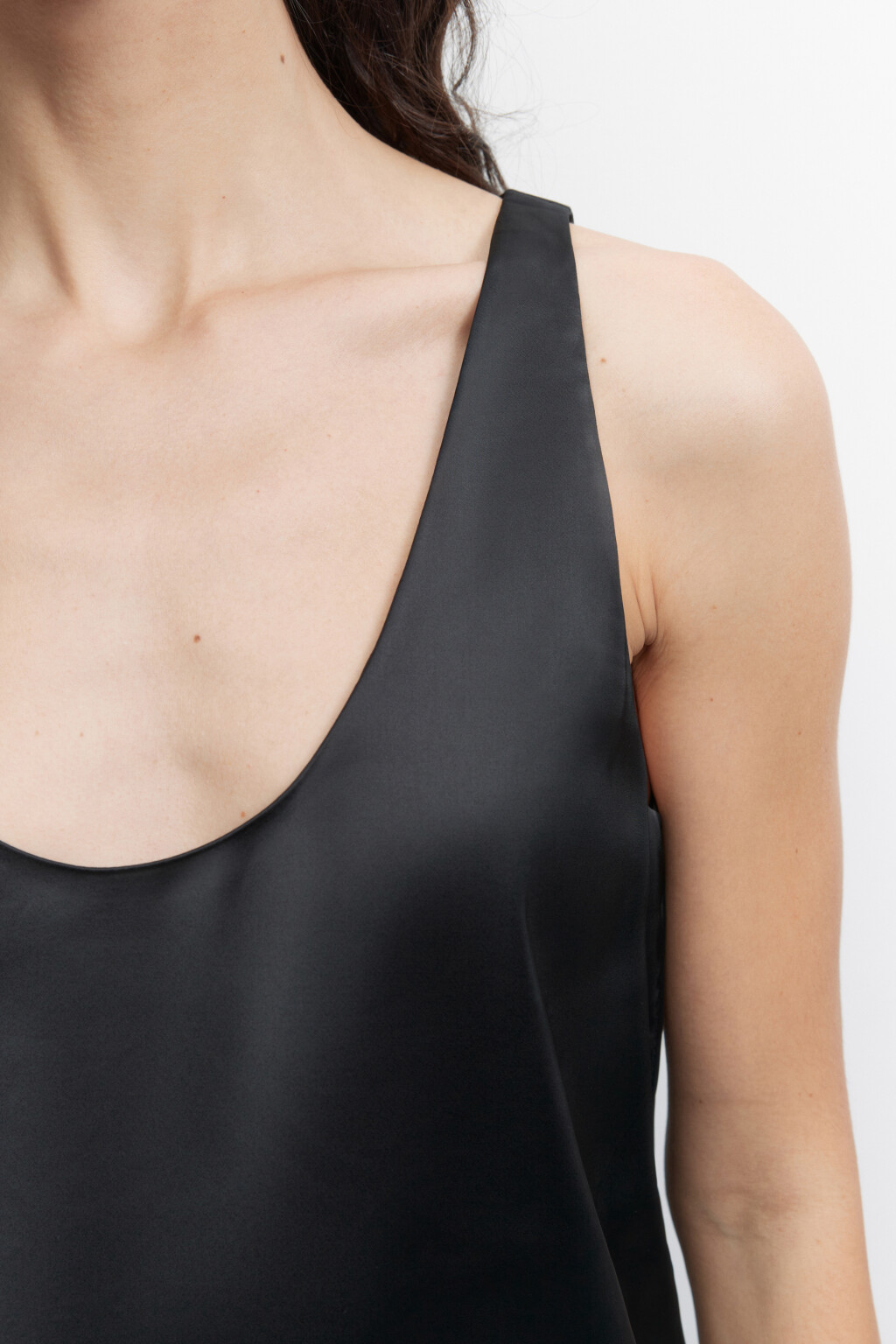 Майка-топ атласная на широких бретелях - цвет черный - 7