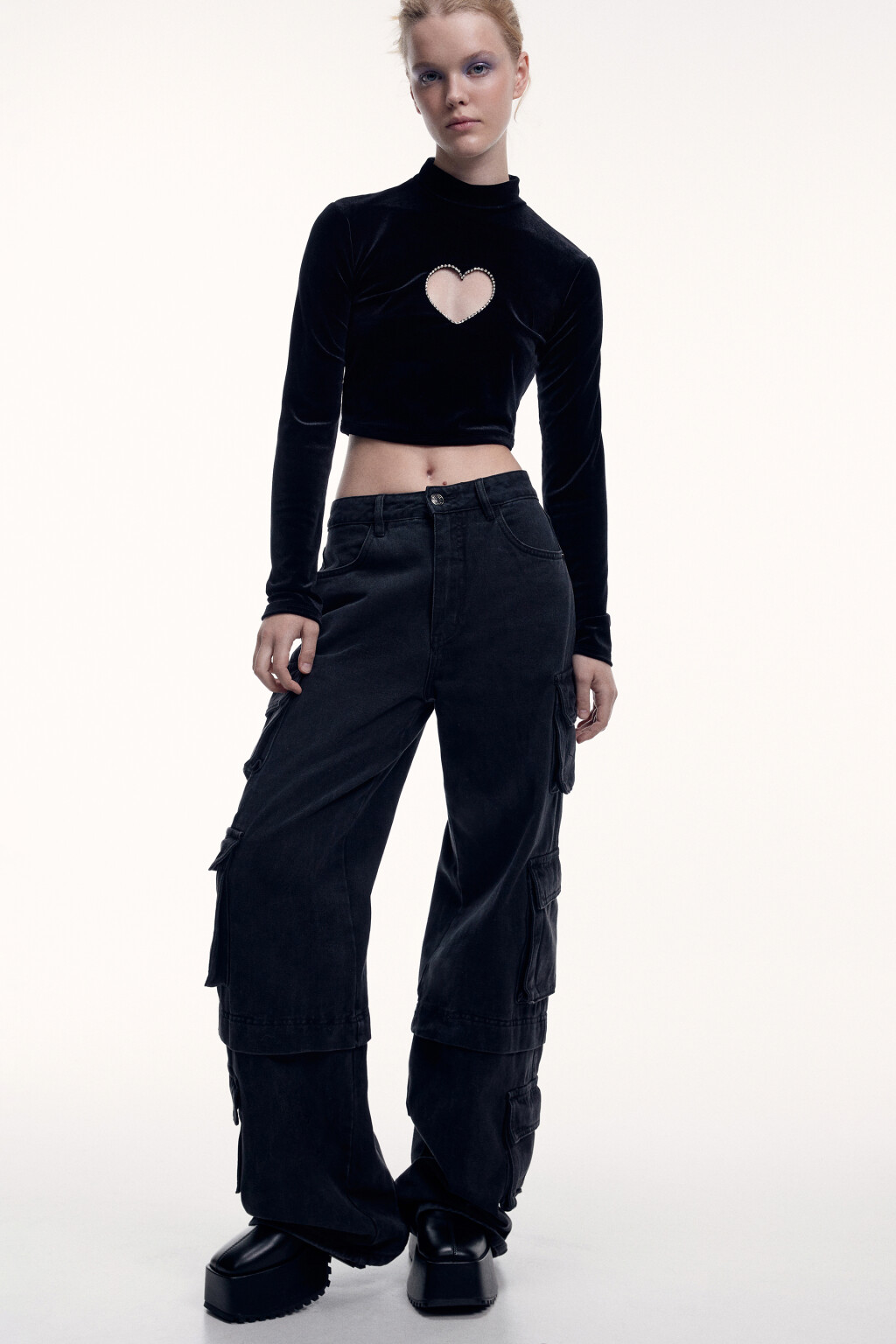 Лонгслив из бархатной ткани с вырезом и стразами - цвет черный - 1