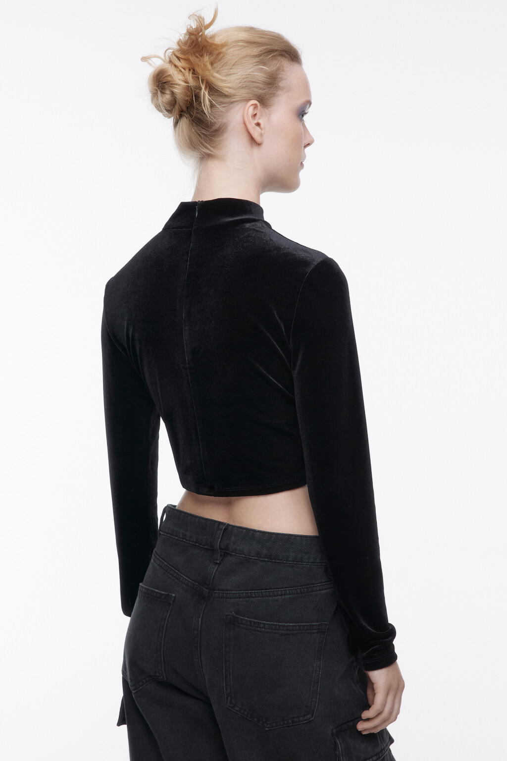 Лонгслив из бархатной ткани с вырезом и стразами - цвет черный - 5