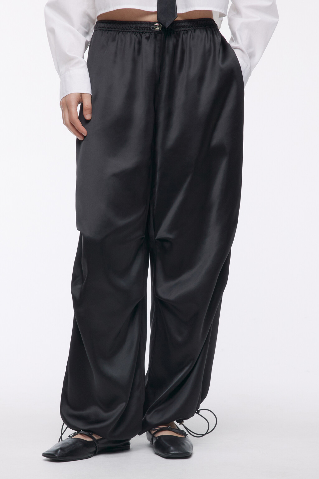 Брюки-парашюты атласные с драпировками - цвет черный - 2