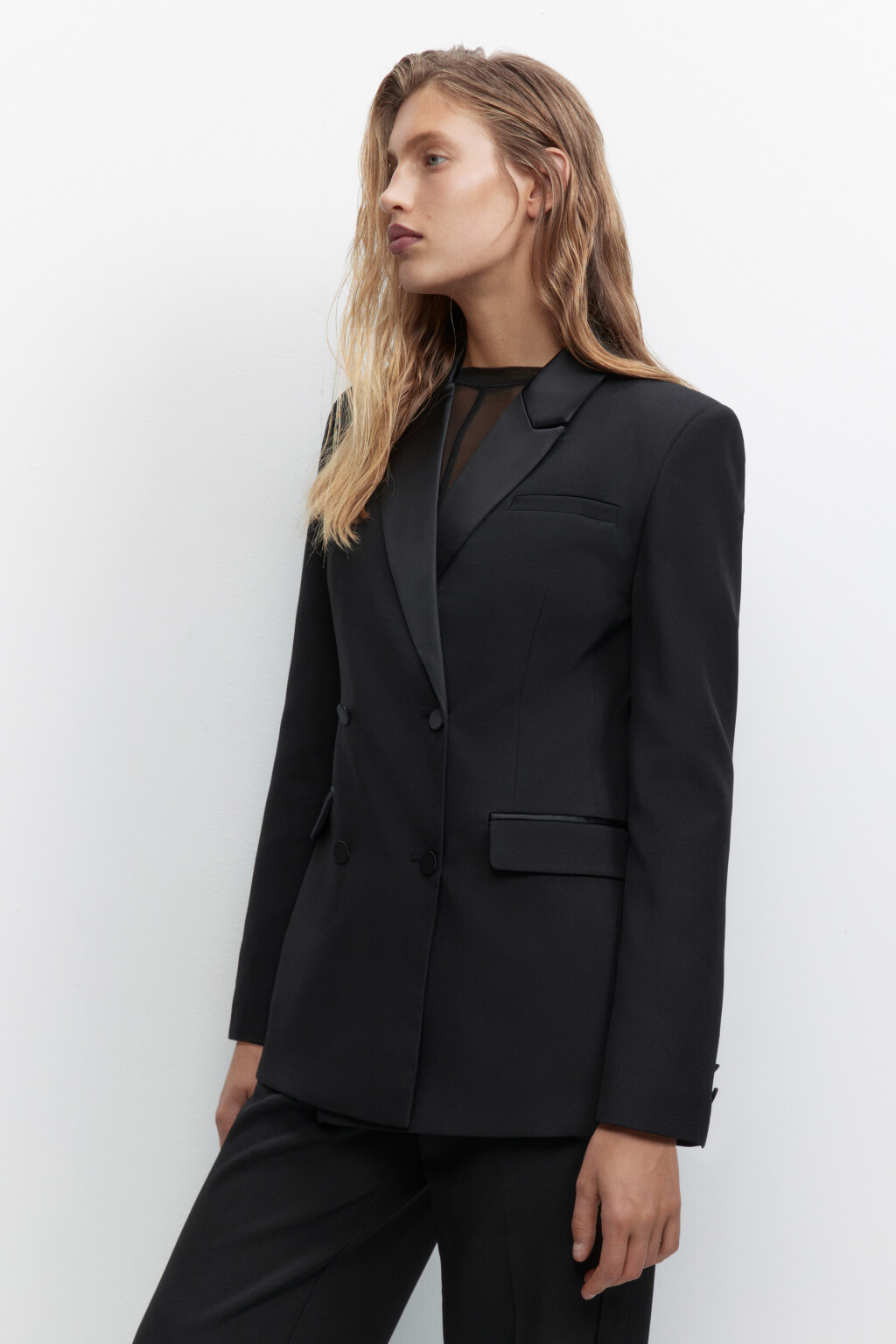 Пиджак приталенный с атласными лацканами - цвет черный - 4