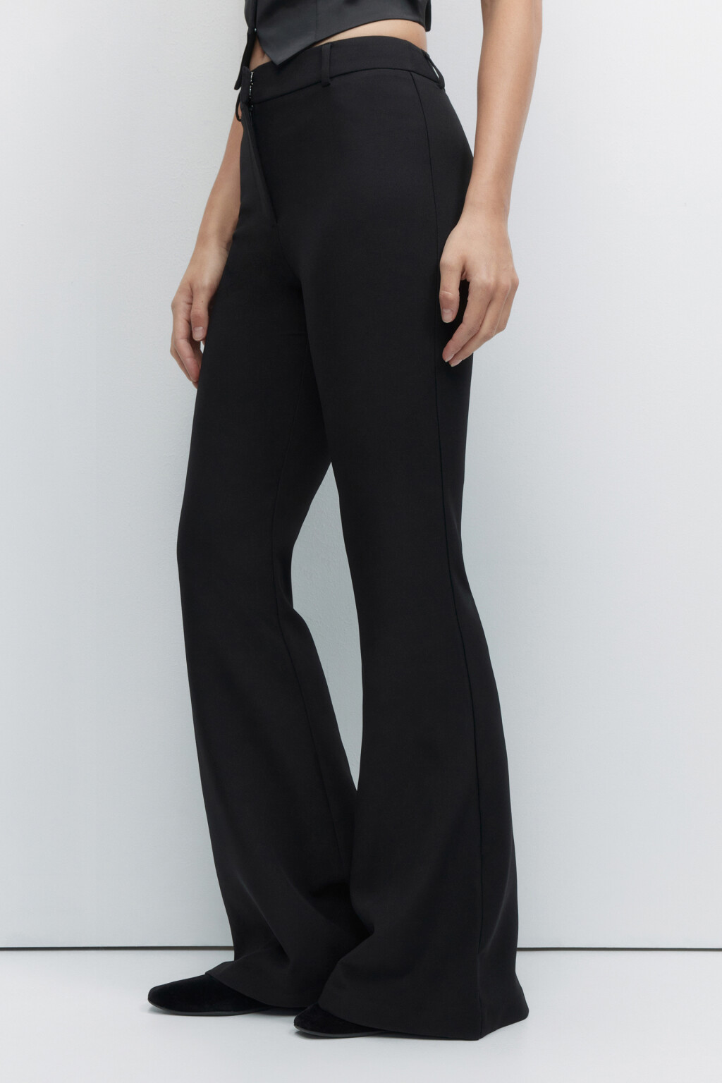 Брюки клеш костюмные с низкой посадкой - цвет черный - 2