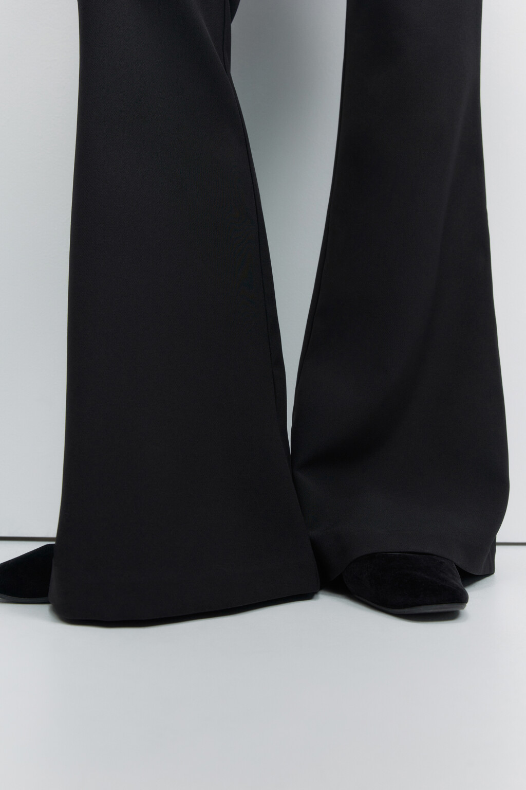 Брюки клеш костюмные с низкой посадкой - цвет черный - 7