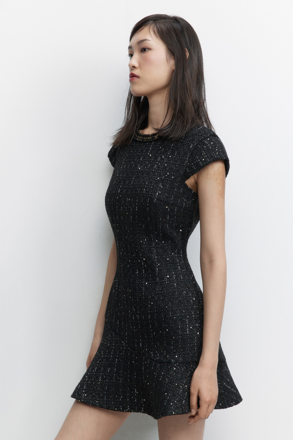 Платье мини твидовое с блестящими нитями - цвет черный - 4