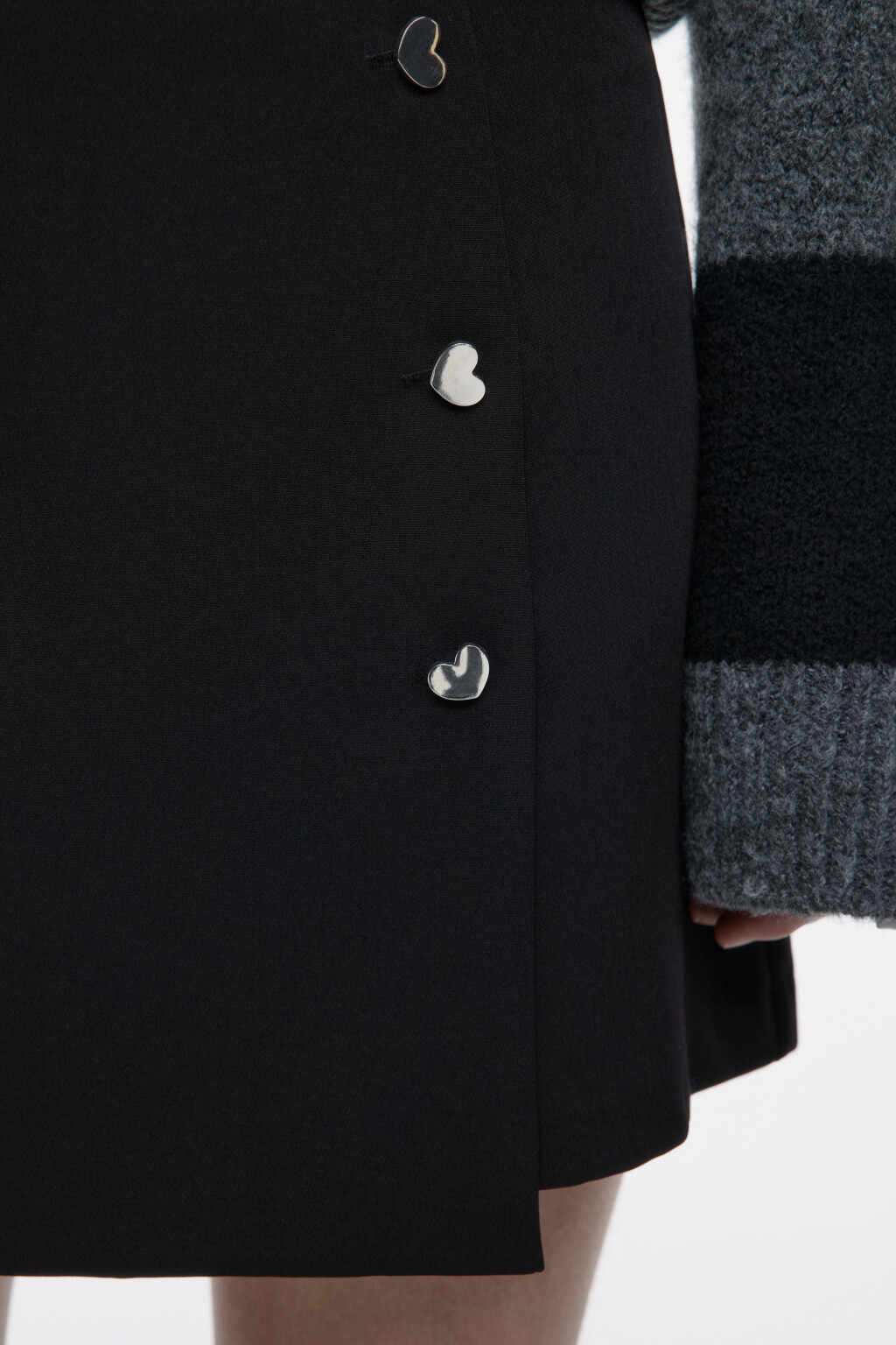 Юбка-шорты с запахом и пуговицами-сердечками - цвет черный - 6