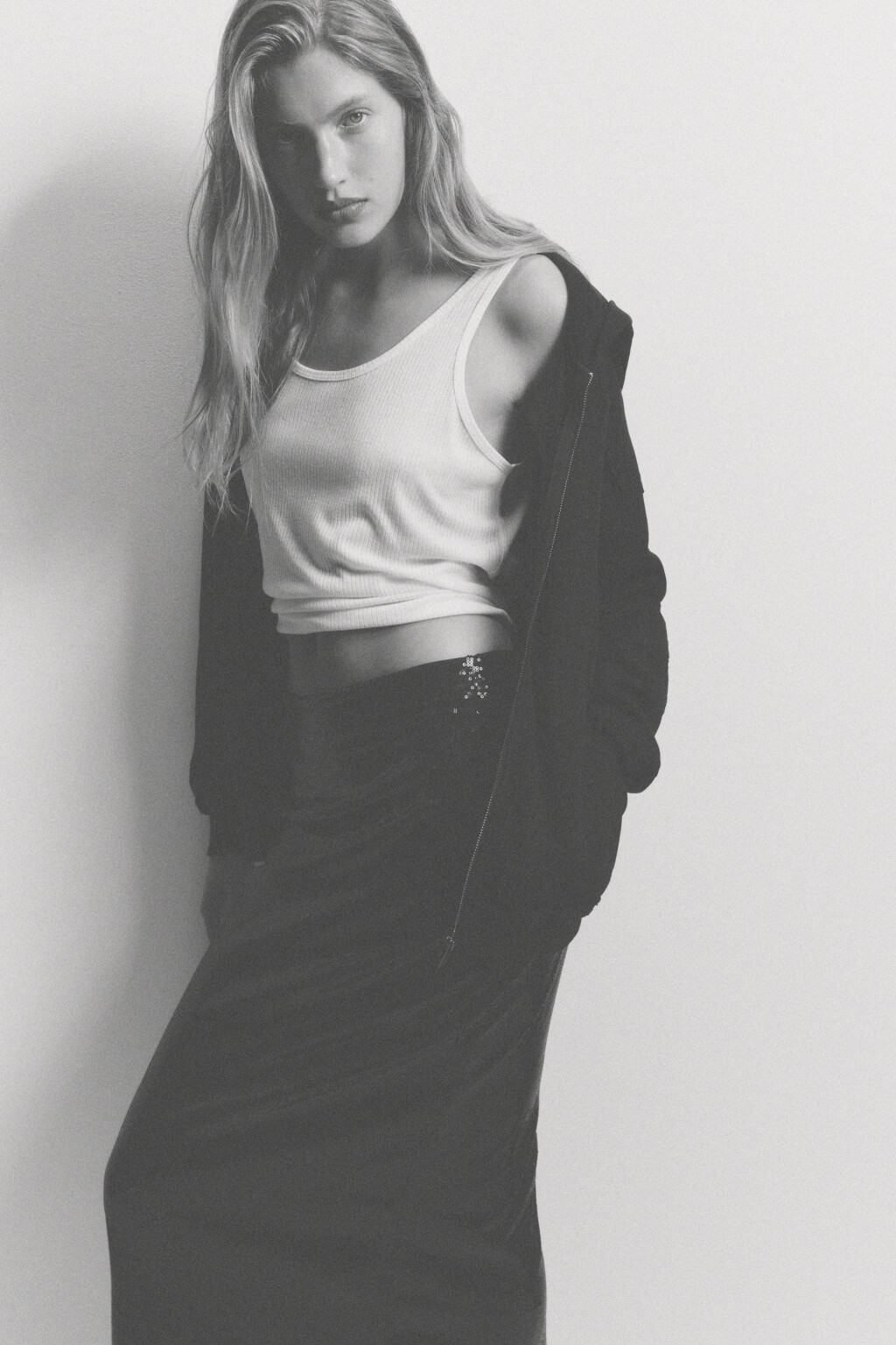 Юбка миди облегающая из блестящих пайеток - цвет черный - 2