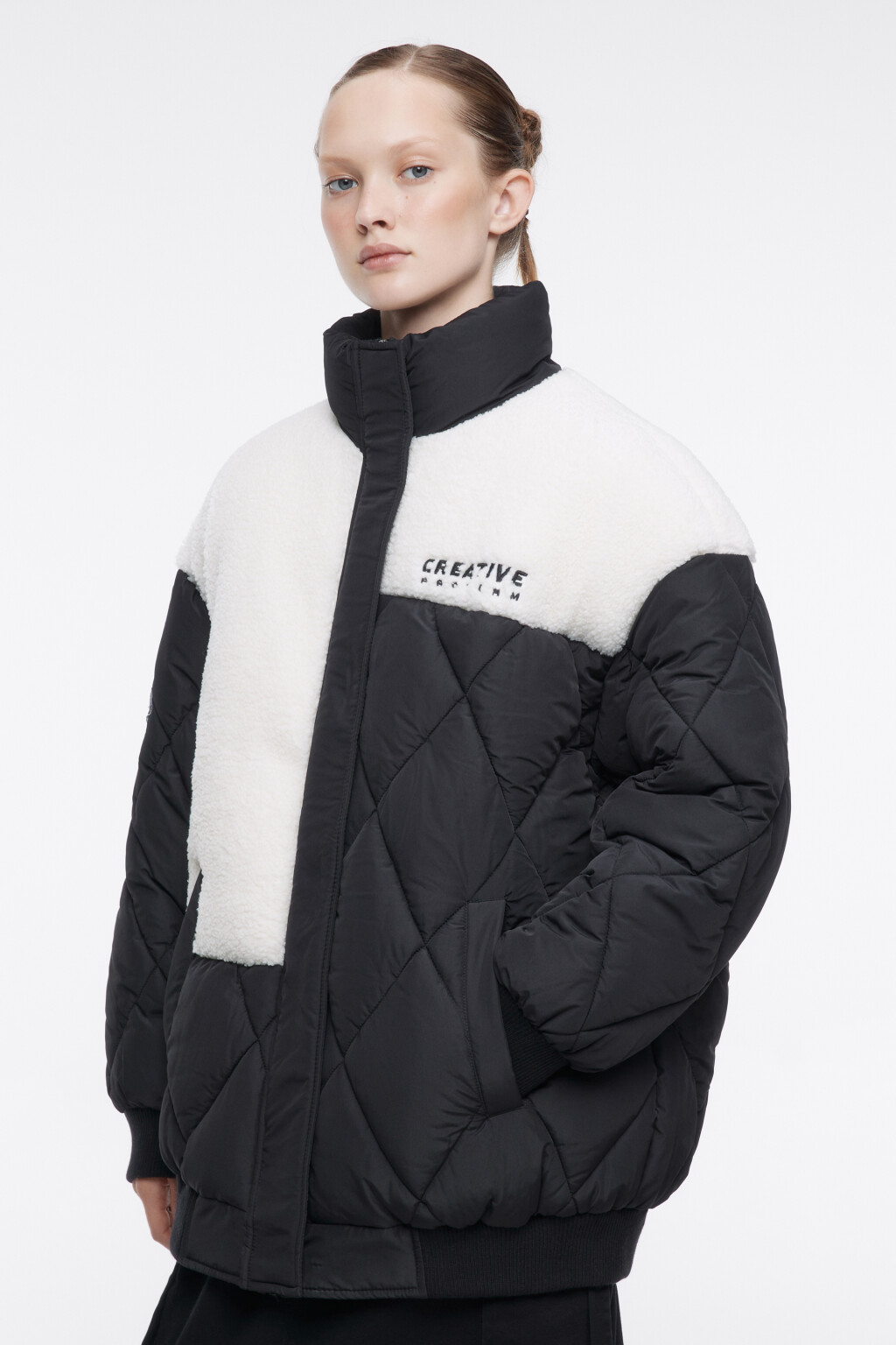 Куртка стеганая с меховыми вставками и принтом - цвет черный - 4