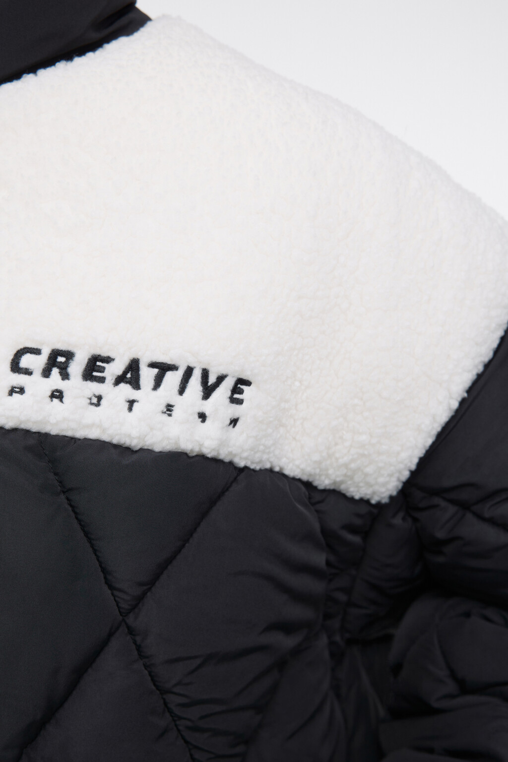 Куртка стеганая с меховыми вставками и принтом - цвет черный - 6