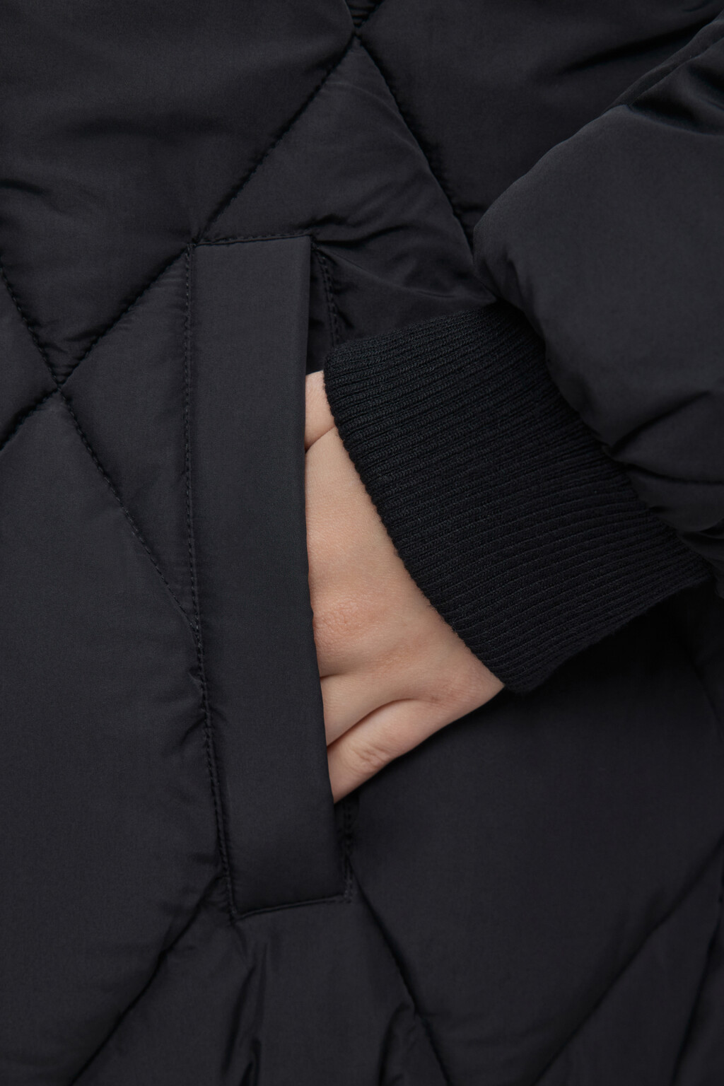 Куртка стеганая с меховыми вставками и принтом - цвет черный - 7