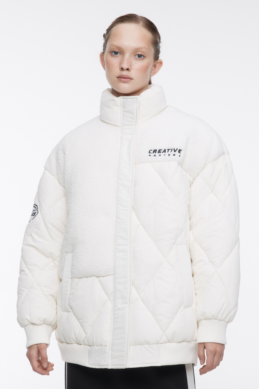 Куртка стеганая с меховыми вставками и принтом - цвет молочный - 4