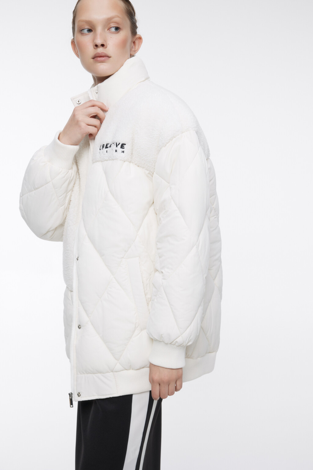 Куртка стеганая с меховыми вставками и принтом - цвет молочный - 2