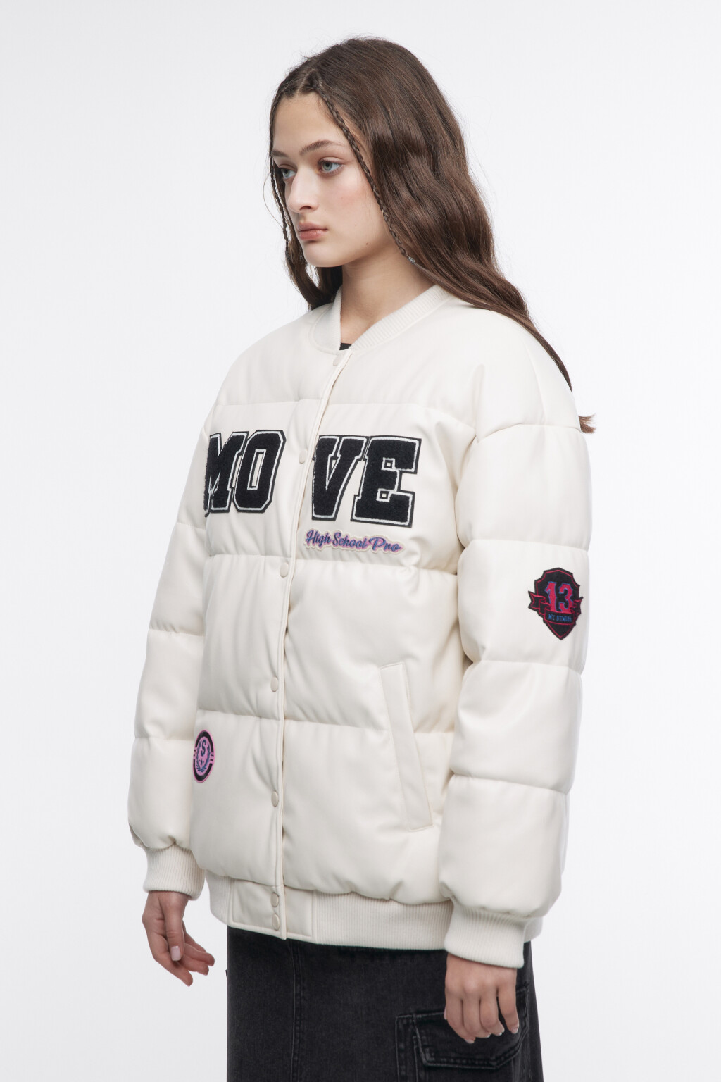 Куртка-бомбер из искусственной кожи с нашивками - цвет белый - 3