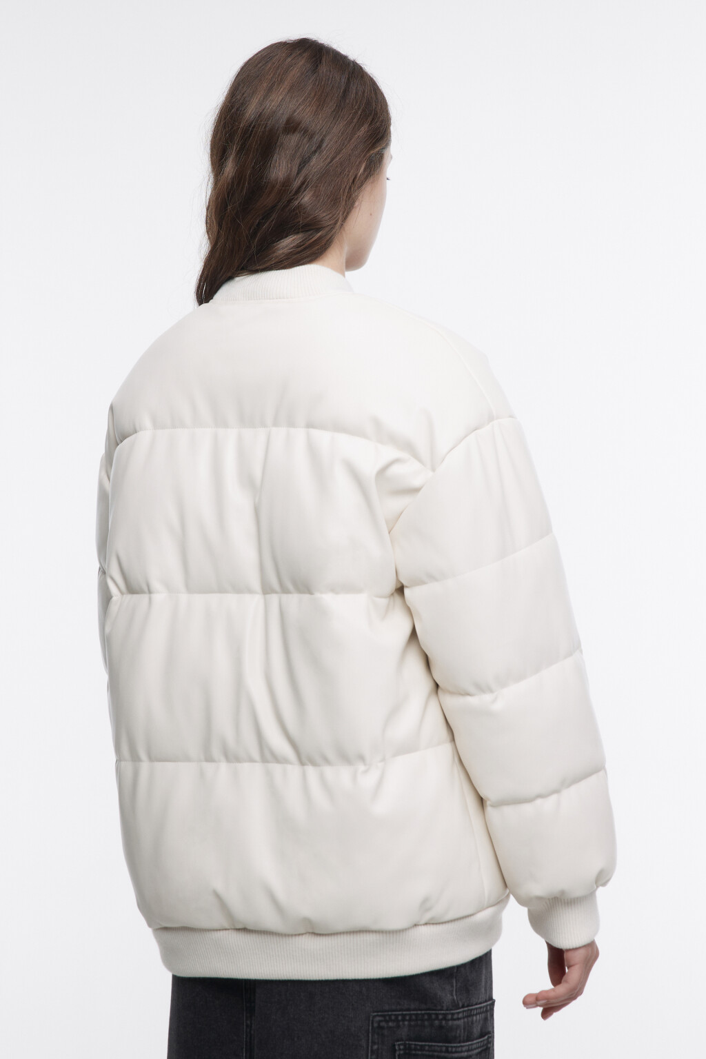 Куртка-бомбер из искусственной кожи с нашивками - цвет белый - 4