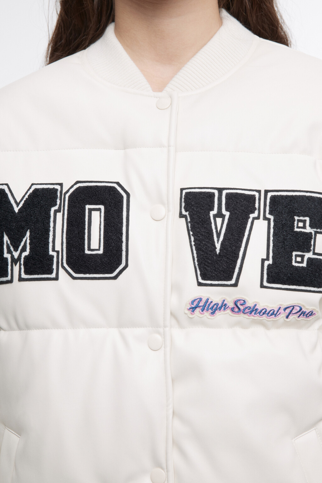 Куртка-бомбер из искусственной кожи с нашивками - цвет белый - 5