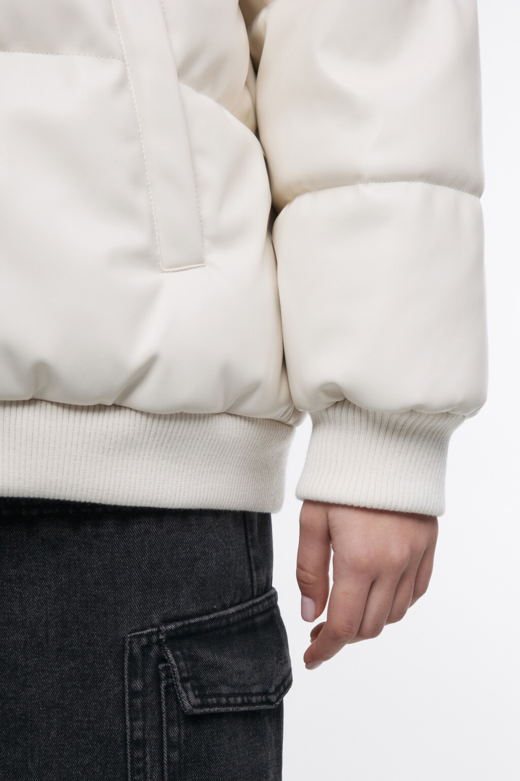 Куртка-бомбер из искусственной кожи с нашивками - цвет белый - 6