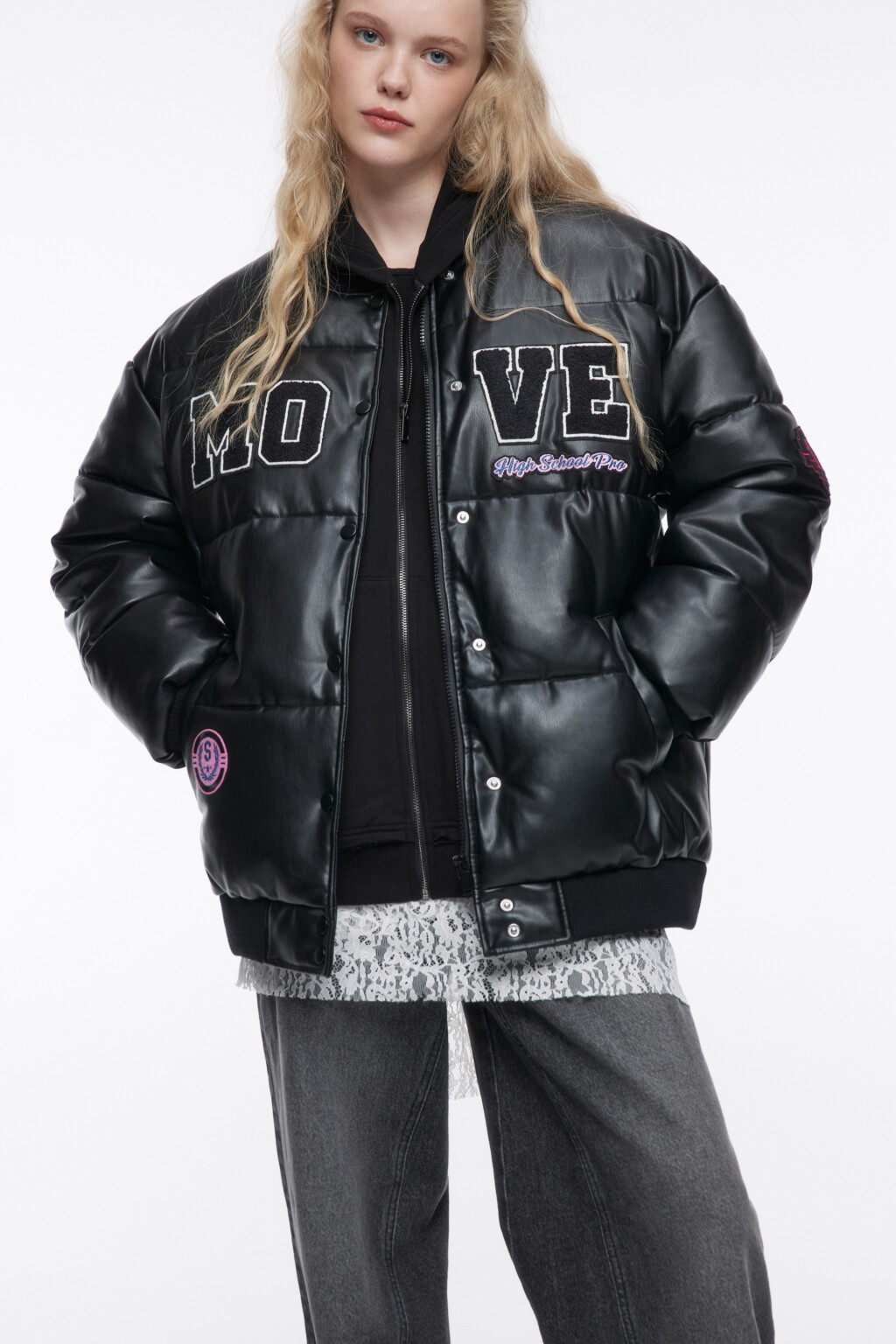 Куртка-бомбер из искусственной кожи с нашивками - цвет черный - 1