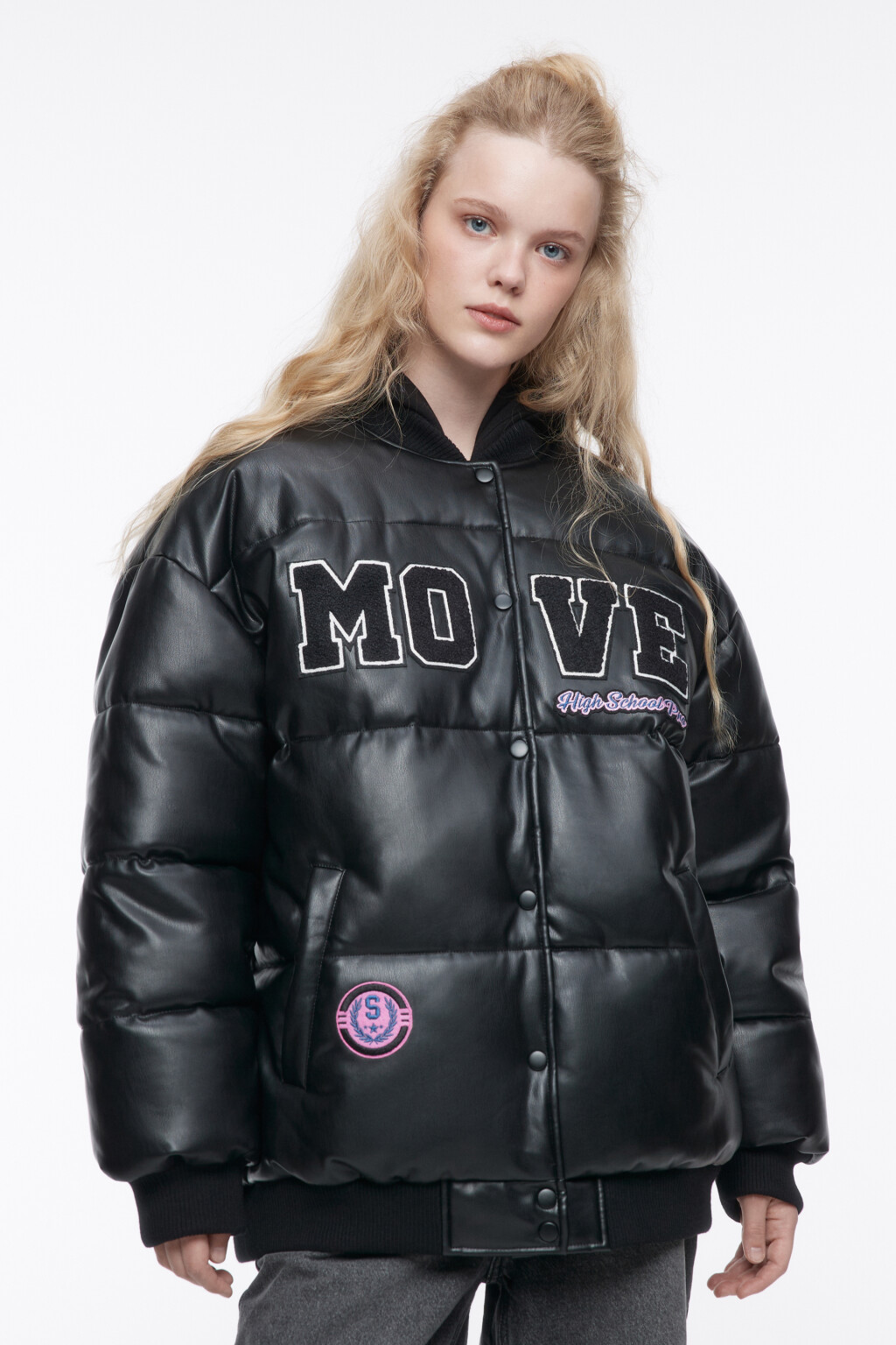 Куртка-бомбер из искусственной кожи с нашивками - цвет черный - 2