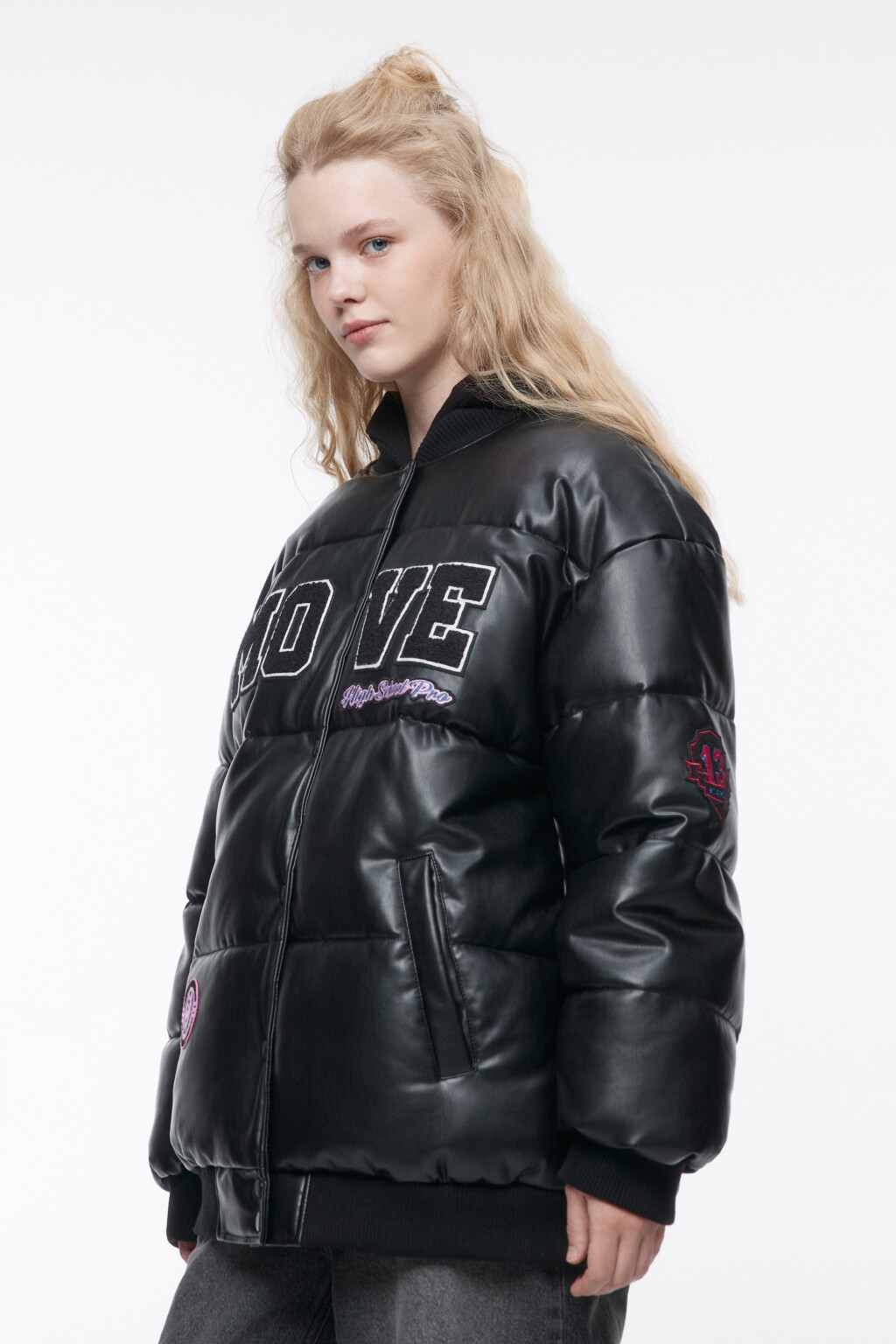 Куртка-бомбер из искусственной кожи с нашивками - цвет черный - 3