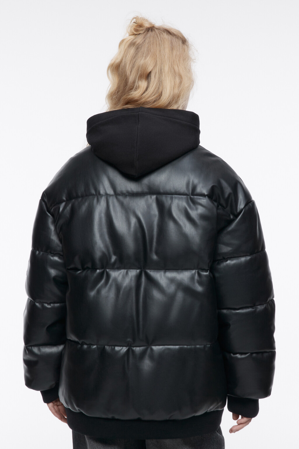 Куртка-бомбер из искусственной кожи с нашивками - цвет черный - 4