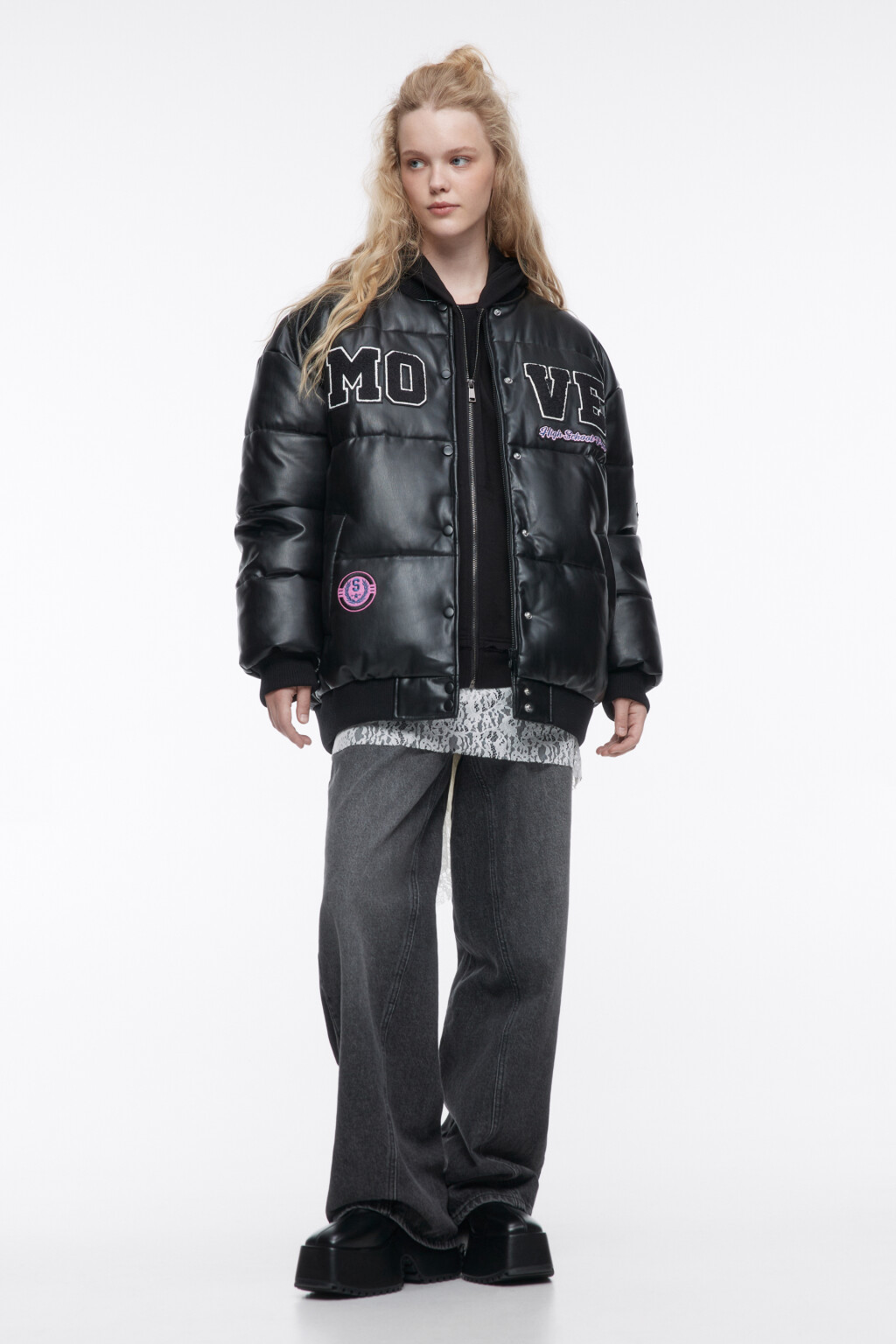 Куртка-бомбер из искусственной кожи с нашивками - цвет черный - 5