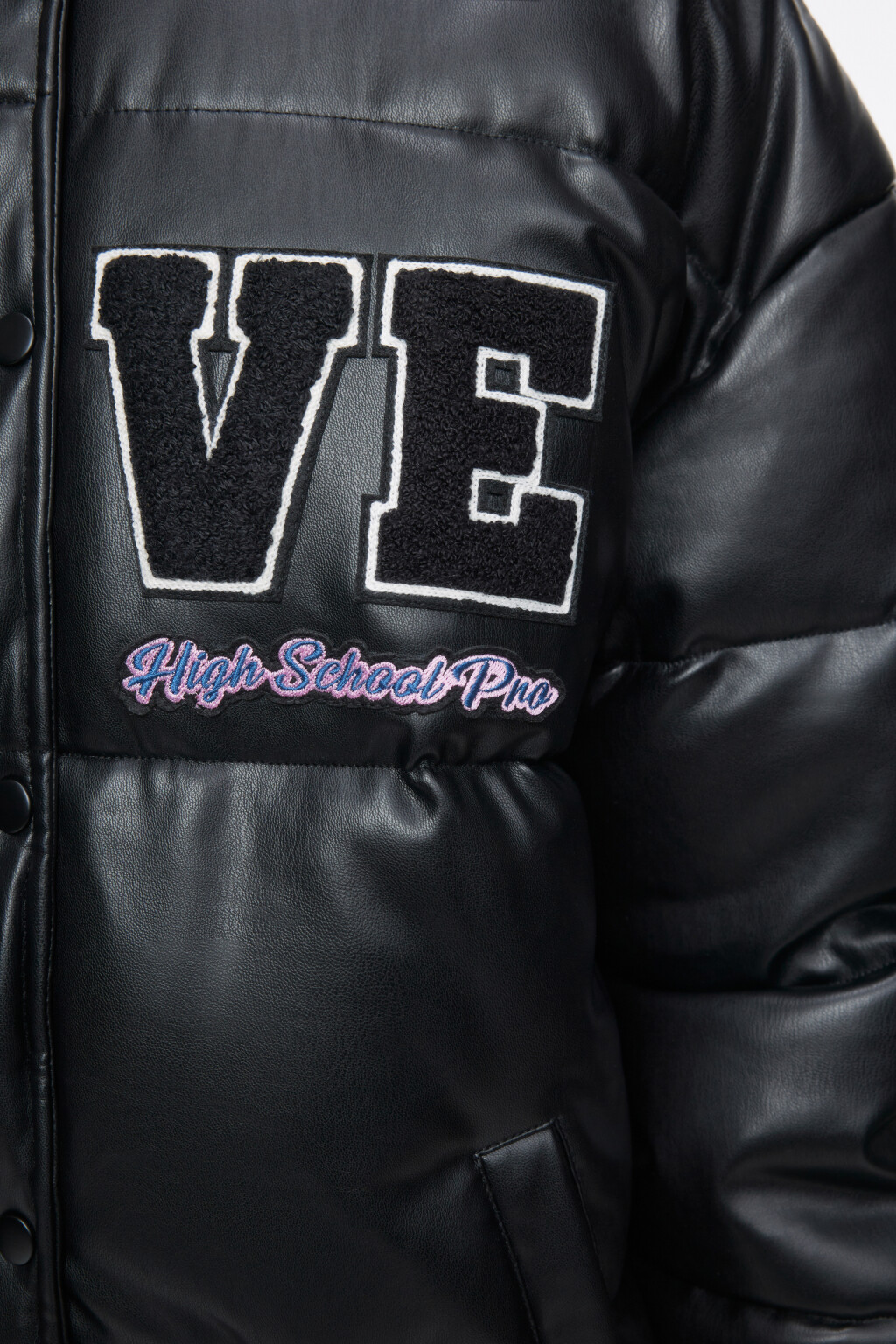 Куртка-бомбер из искусственной кожи с нашивками - цвет черный - 6