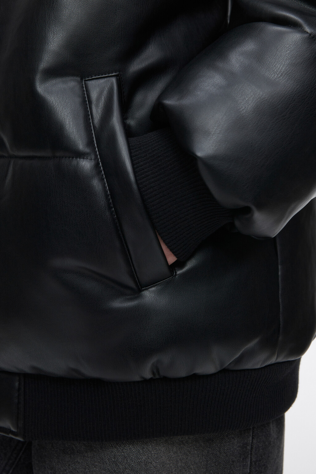 Куртка-бомбер из искусственной кожи с нашивками - цвет черный - 7