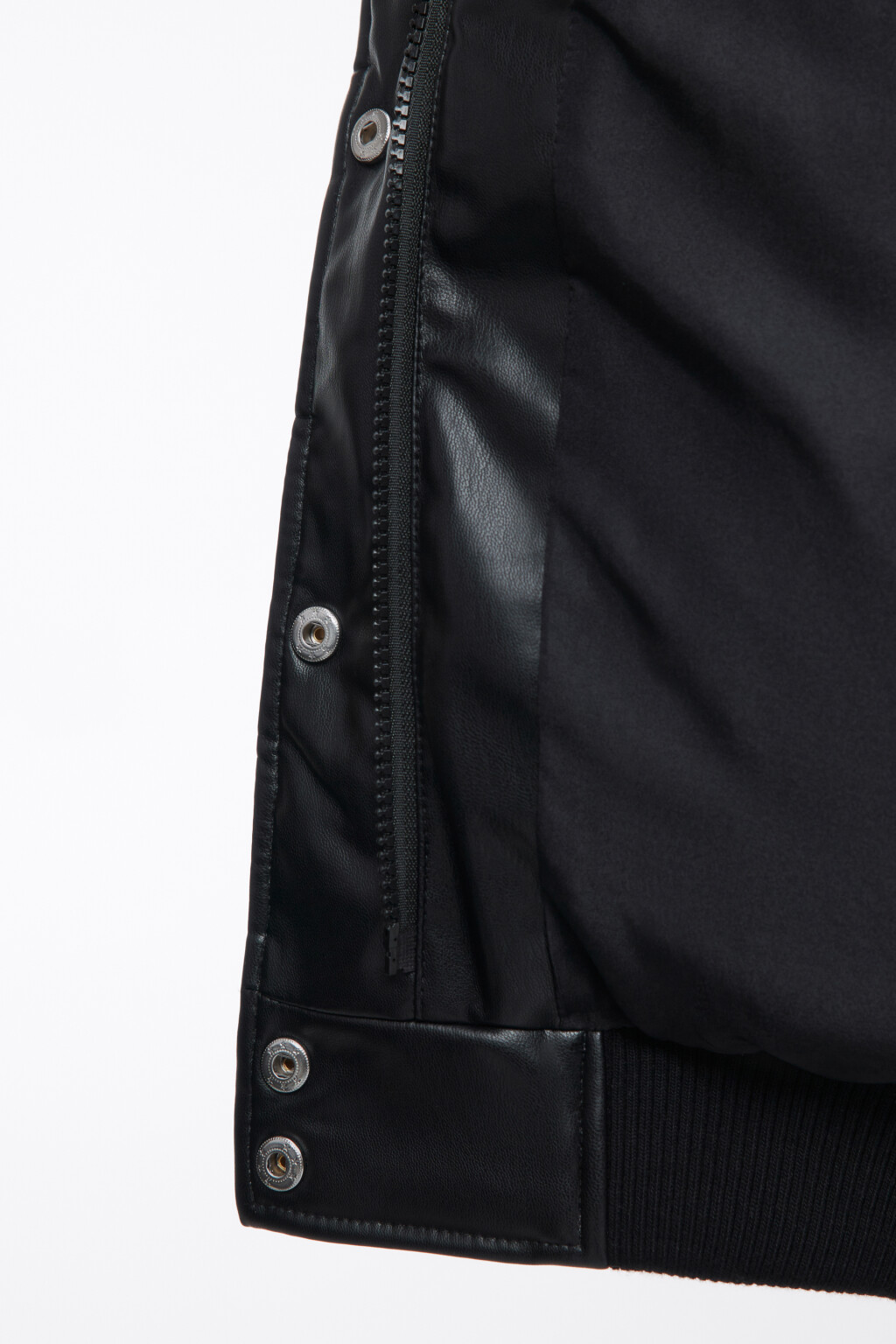 Куртка-бомбер из искусственной кожи с нашивками - цвет черный - 8