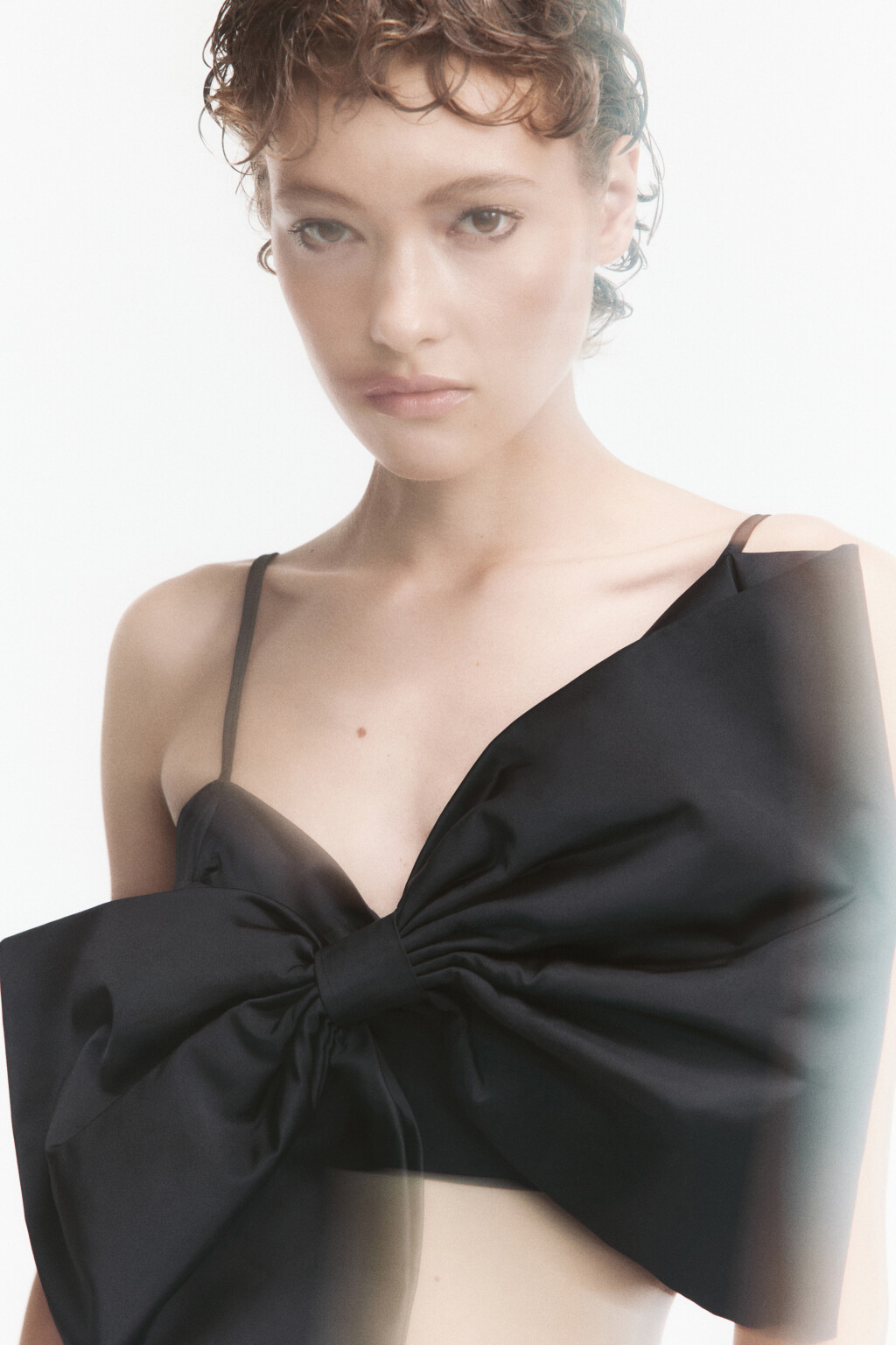 Топ на тонких бретельках с большим бантом - цвет черный - 2
