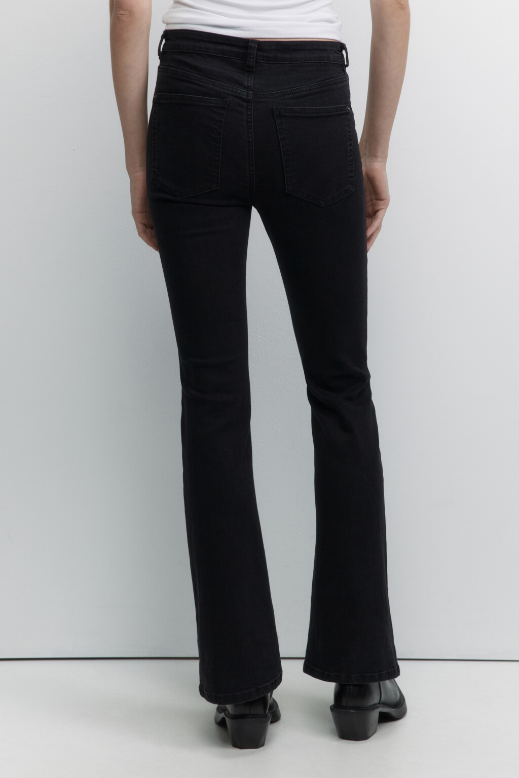 Джинсы клеш облегающие со средней посадкой - цвет черный - 4