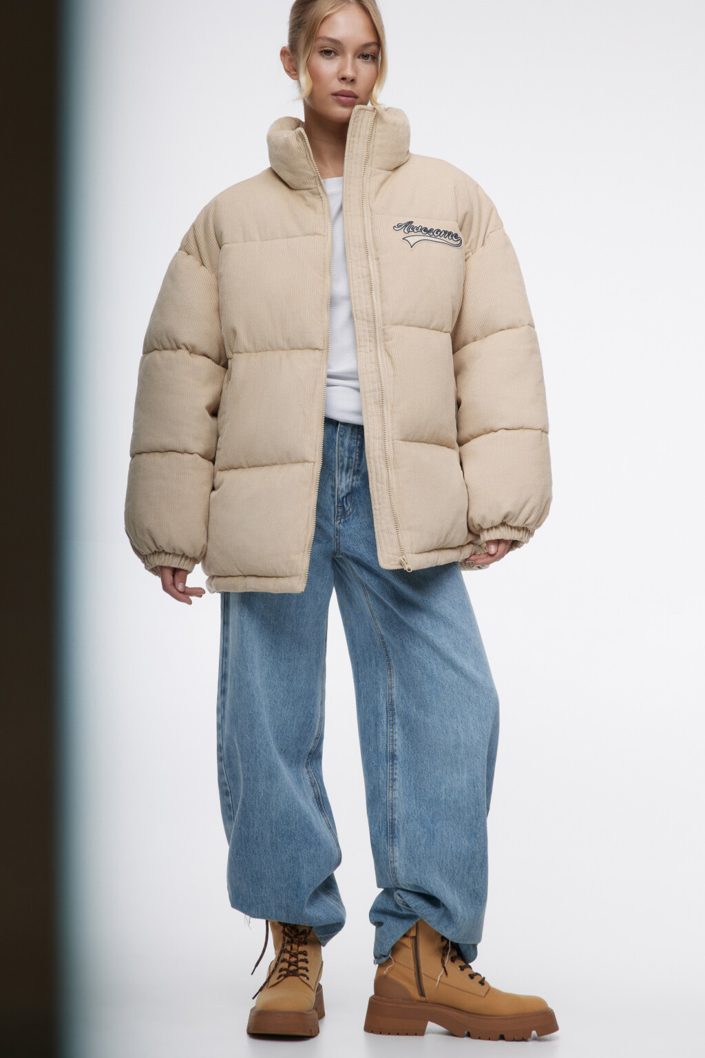 Куртка oversize дутая из вельветовой ткани - цвет бежевый - 6