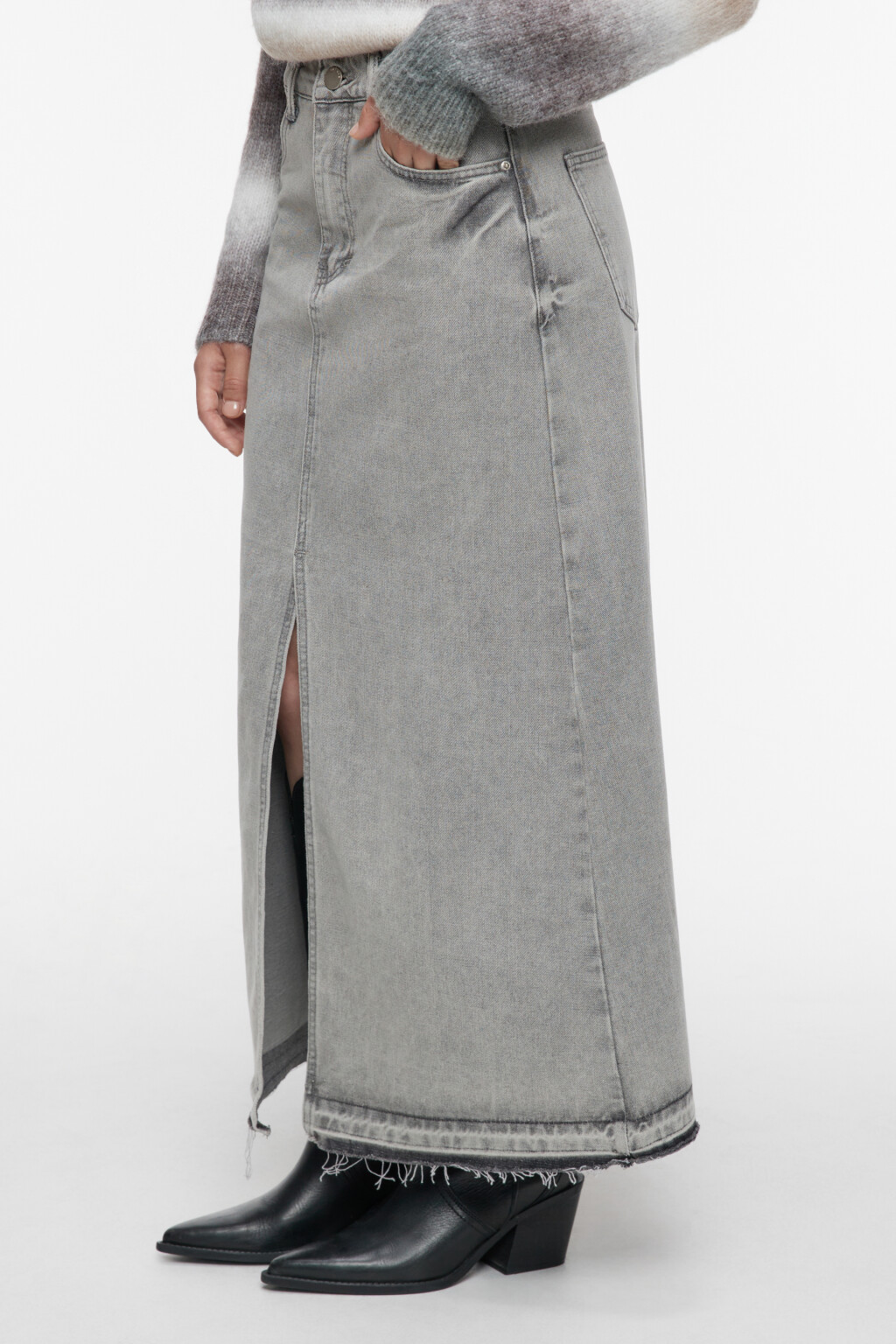 Юбка-трапеция макси джинсовая с открытыми срезами - цвет серый - 3