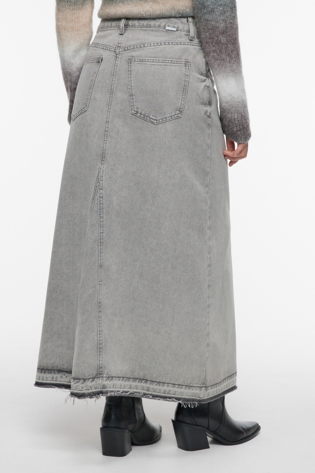 Юбка-трапеция макси джинсовая с открытыми срезами - цвет серый - 4