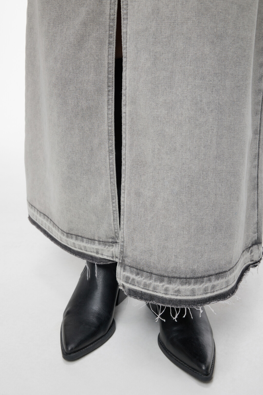 Юбка-трапеция макси джинсовая с открытыми срезами - цвет серый - 7