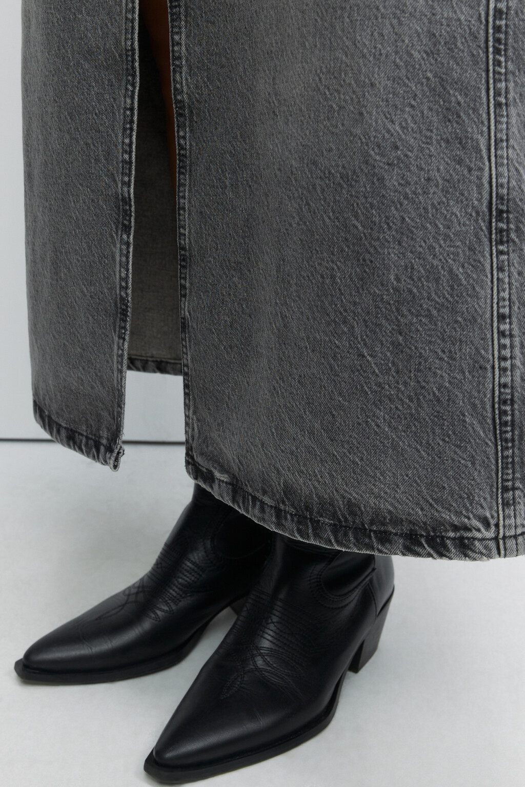 Юбка миди джинсовая прямая с разрезом спереди - цвет серый - 6