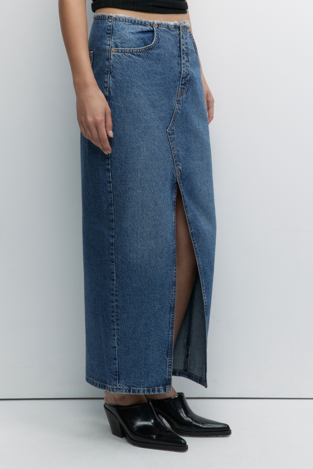 Юбка миди джинсовая прямая с разрезом спереди - цвет голубой - 3