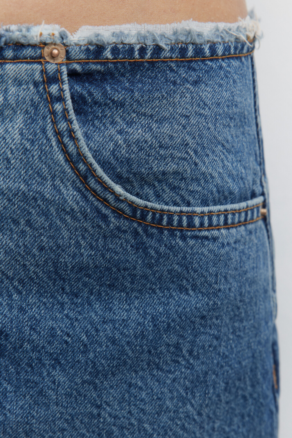 Юбка миди джинсовая прямая с разрезом спереди - цвет голубой - 6