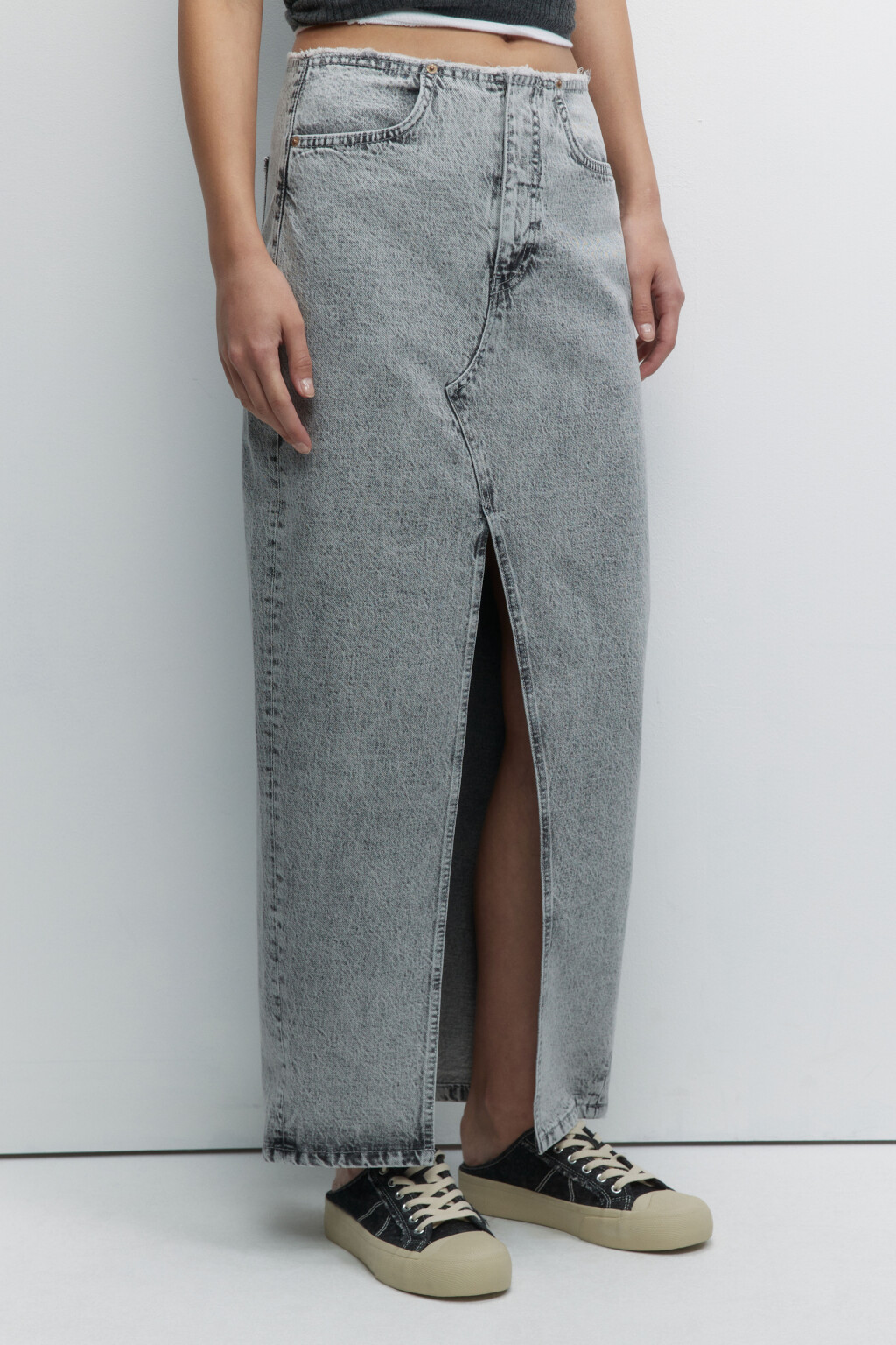 Юбка миди джинсовая прямая с разрезом спереди - цвет серый - 2