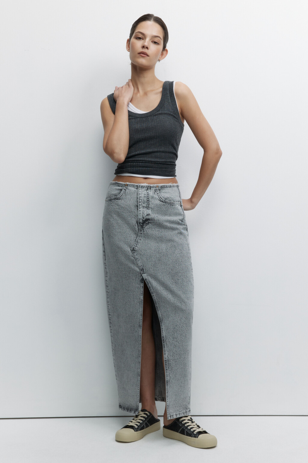 Юбка миди джинсовая прямая с разрезом спереди - цвет серый - 4