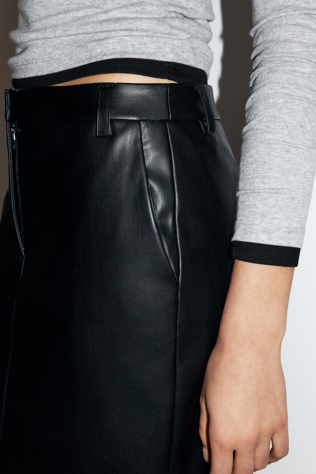 Юбка миди прямая из искусственной кожи - цвет черный - 6