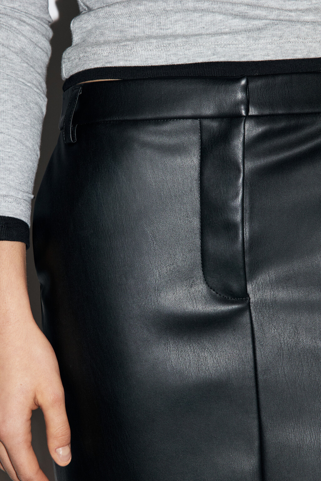 Юбка миди прямая из искусственной кожи - цвет черный - 7