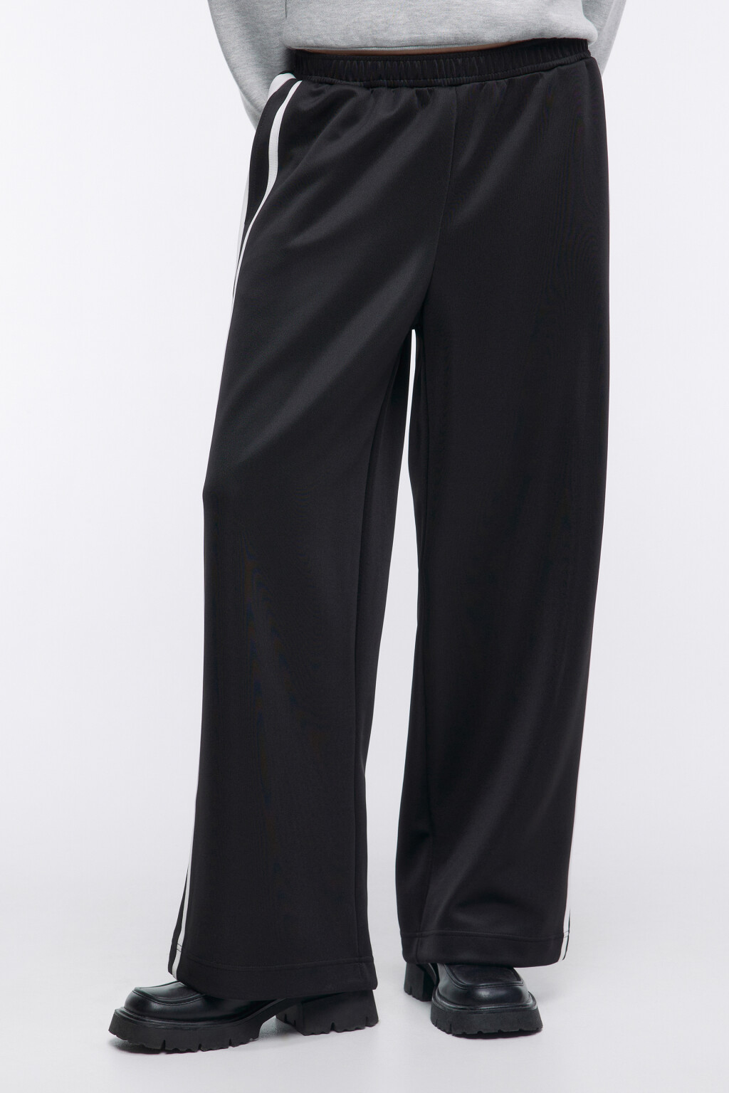 Брюки широкие трикотажные с лампасами - цвет черный - 2