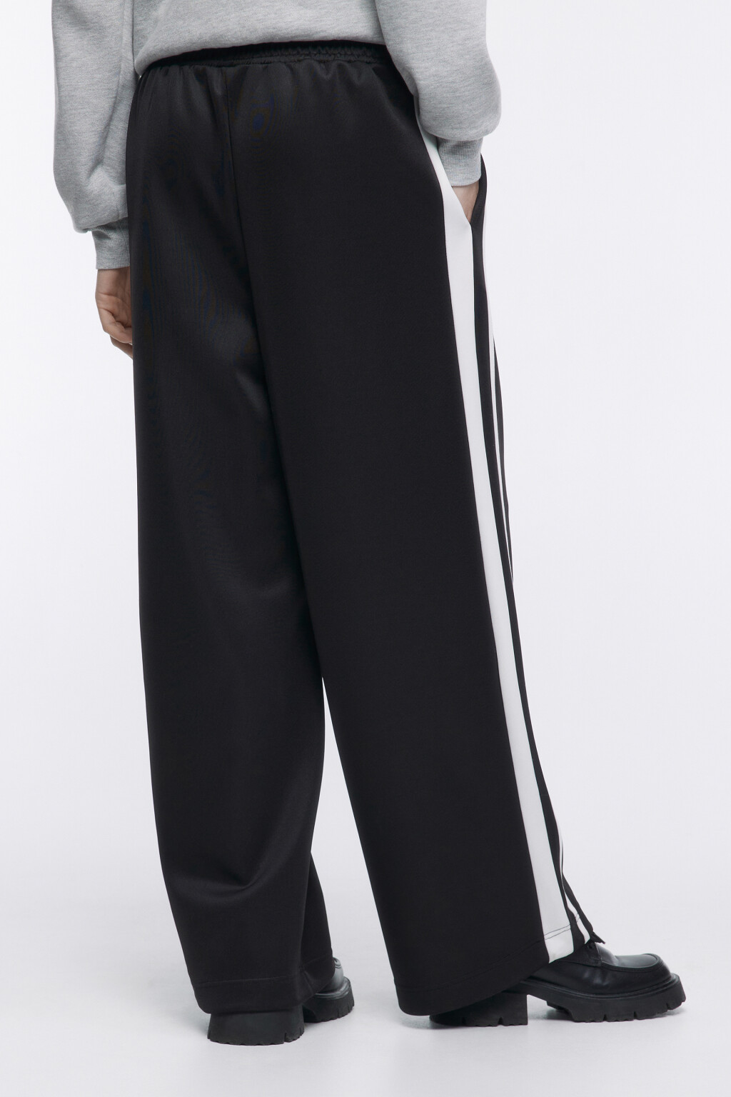 Брюки широкие трикотажные с лампасами - цвет черный - 4
