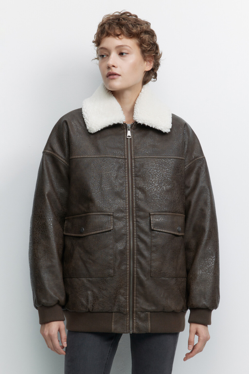 Куртка-бомбер из вареной искусственной кожи - цвет коричневый - 2