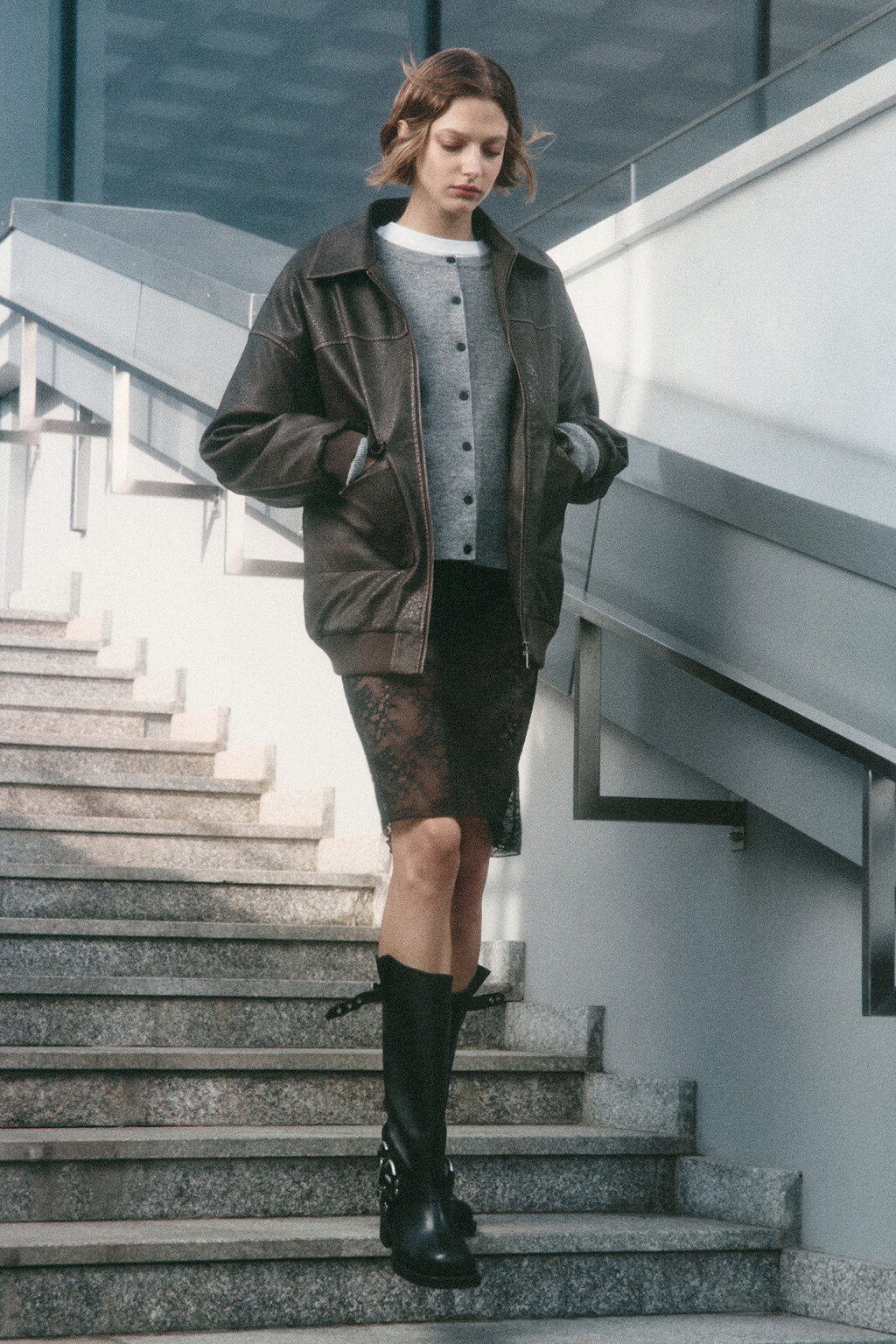 Куртка-бомбер из вареной искусственной кожи - цвет коричневый - 9