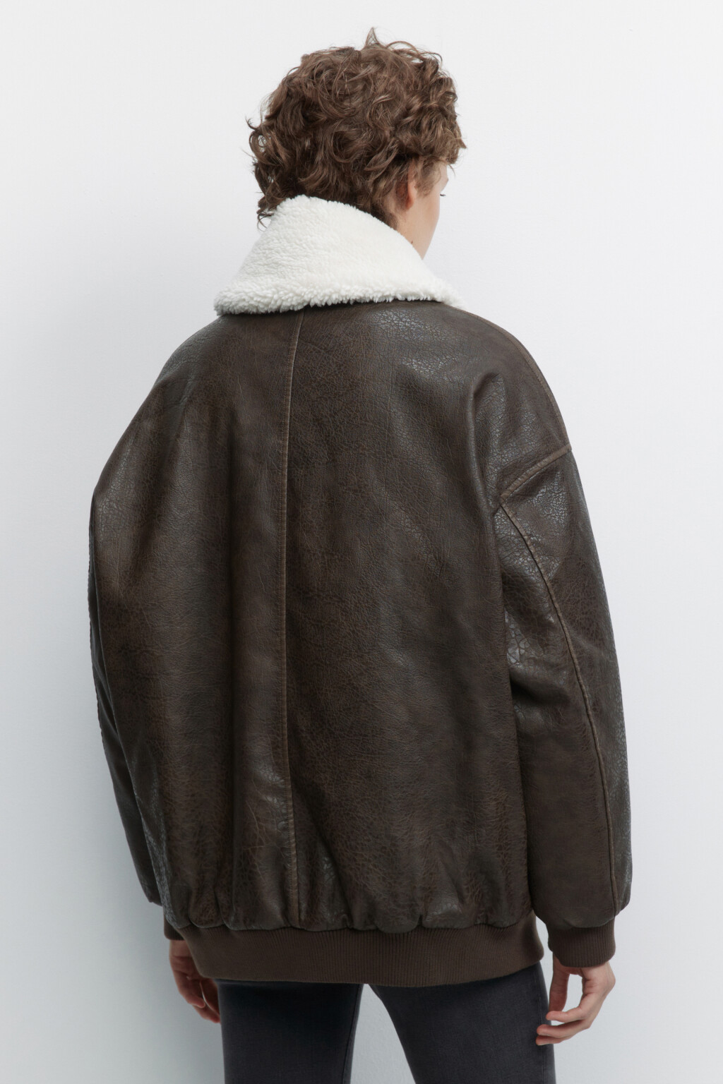 Куртка-бомбер из вареной искусственной кожи - цвет коричневый - 4